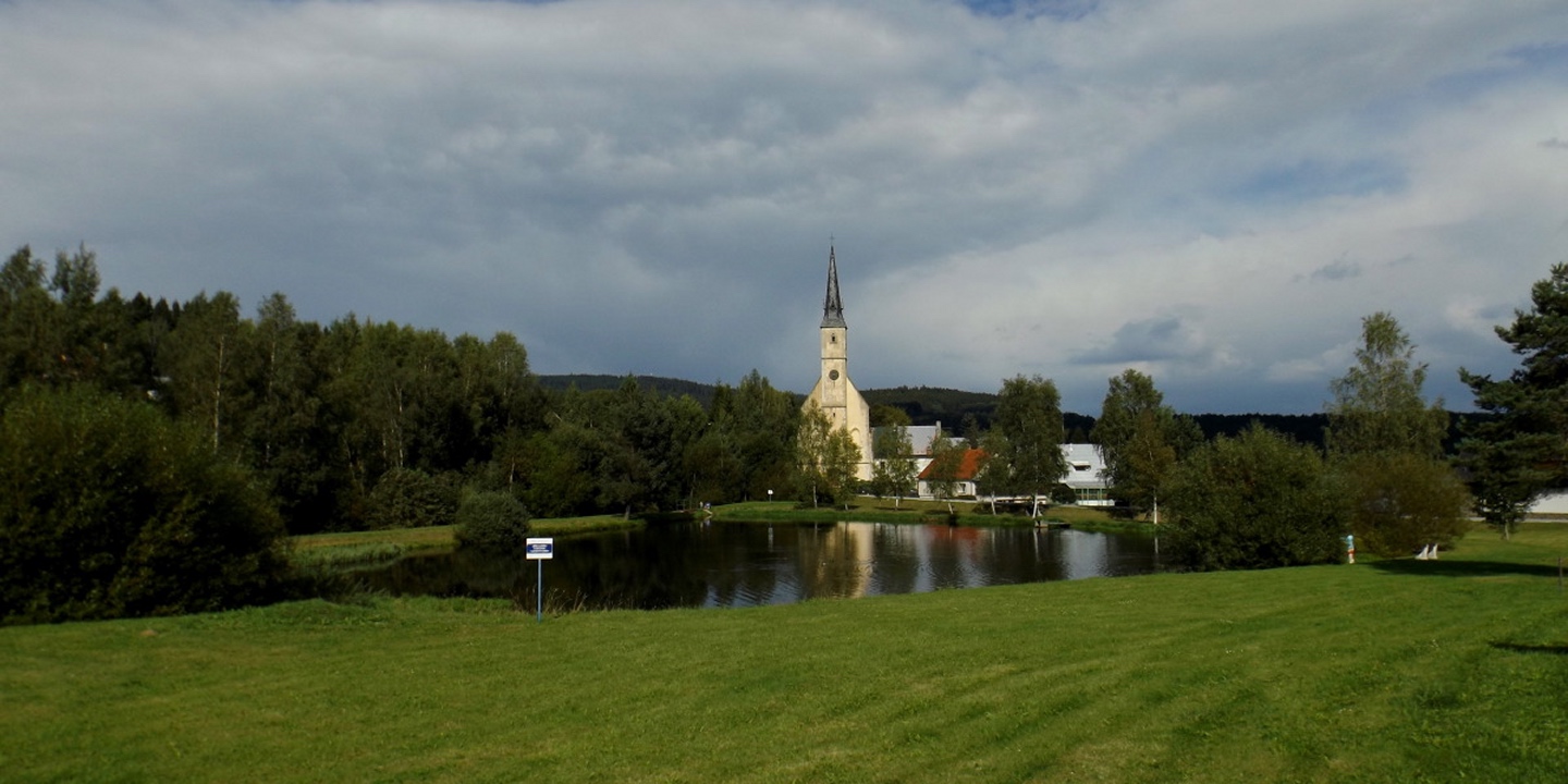 Dorfweiher und Kirche